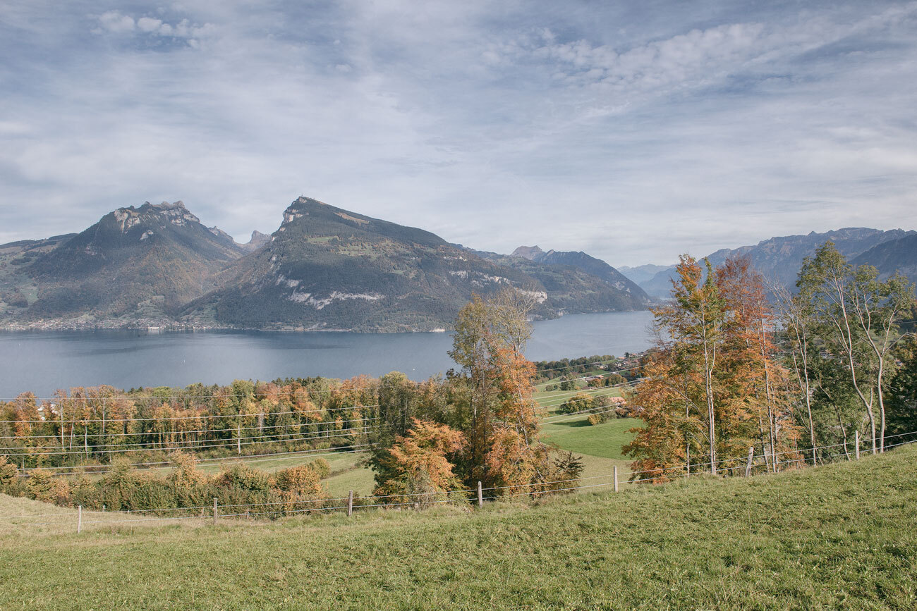 Der Blick über weite Wiesen und Berge